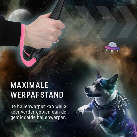Hand met roze polsband die een zwarte hondenwerper vasthoudt. Maximale werpafstand.