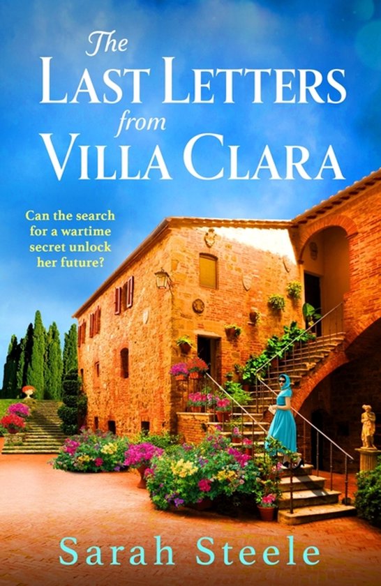 Boekcover: "The Last Letters from Villa Clara" door Sarah Steele. Een vrouw in een blauwe jurk staat op een trap bij een Toscaans gebouw.