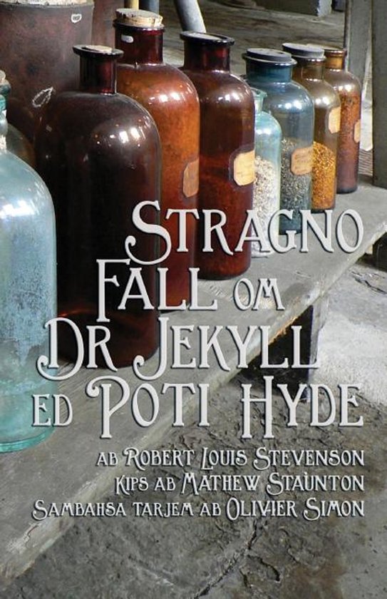 Boek 'Stragno Fall om Dr Jekyll ed Poti Hyde'. Oude bruine en blauwe glazen flessen op een houten plank.