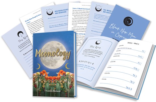 De kaft van de Moonology Diary 2025 toont een maan met twee vossen en cactussen. Diverse spreads met maan-gerelateerde tekst.
