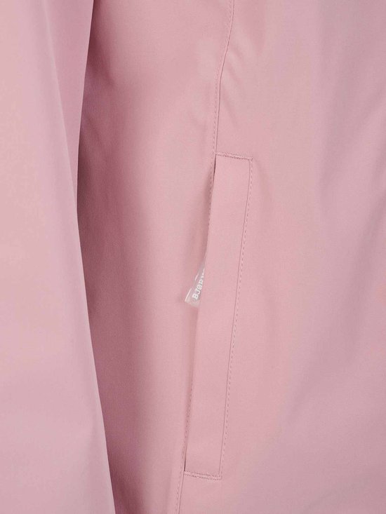 Detail van een lichtroze damesjas met een binnenzak en een label.