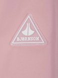 Lichtroze detail met het witte driehoekige logo van Bjørnson.