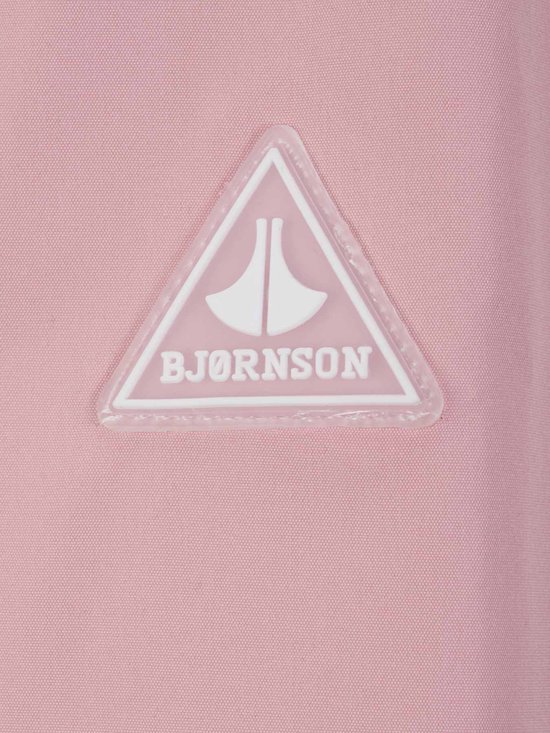 Lichtroze detail met het witte driehoekige logo van Bjørnson.