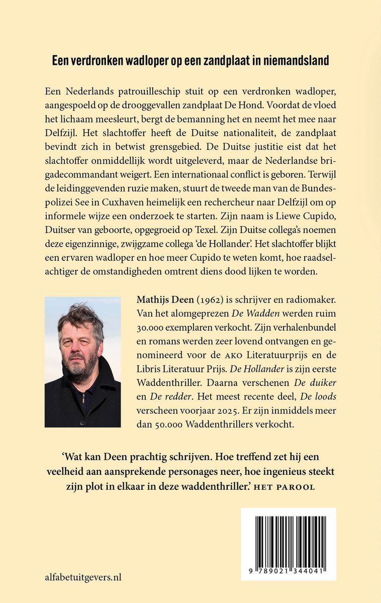 Foto van Mathijs Deen, schrijver en radiomaker met grijs haar en een baard.