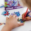 Enfant crée un porte-clés Stitch peinture diamant. Rouge, violet et bleu.