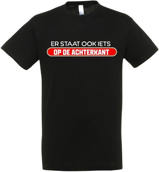 Zwart T-shirt met witte tekst: ER STAAT OOK IETS OP DE ACHTERKANT