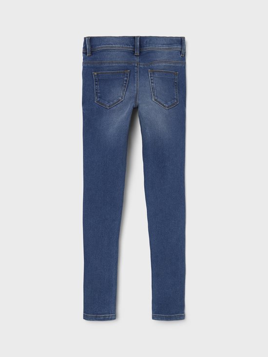 Blauwe skinny spijkerbroek, van achteren gezien.