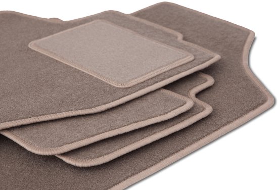 Gestapelde beige automatten met contrasterende bies en versteviging.