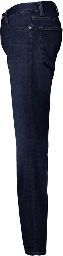 Zijaanzicht van een donkerblauwe Alberto Pipe jeans met ritssluiting en knoopsluiting.