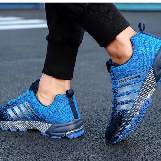 Blauwe hardloopschoenen met zilveren strepen en 'keep running' opdruk, gedragen door een persoon.