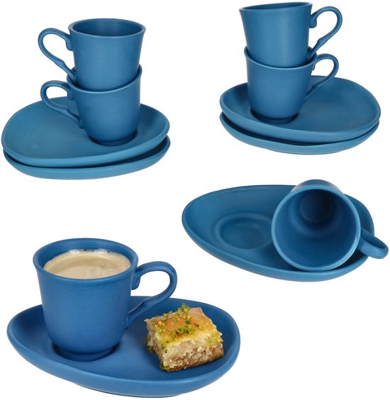Purpere Die Koffiekop Met Schotel En Lepel Op Witte Achtergrond Wordt Geïsoleerd Stock