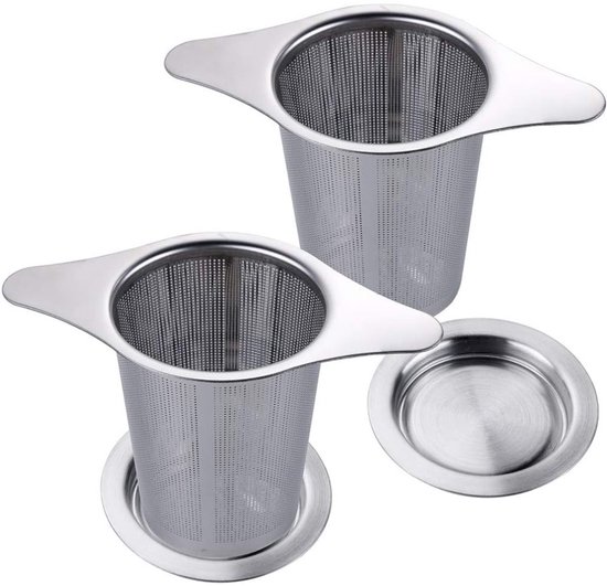 Twee zilverkleurige roestvrijstalen theefilters met lekbakjes. Eén filter staat naast de andere.
