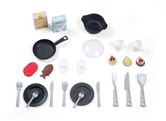 Overzicht van speelgoedkeukenaccessoires: twee borden met bestek, mokken, een pan, glazen, een koekenpan en diverse voedingsmiddelen, zoals melkpakken, een rode burger en een vis.