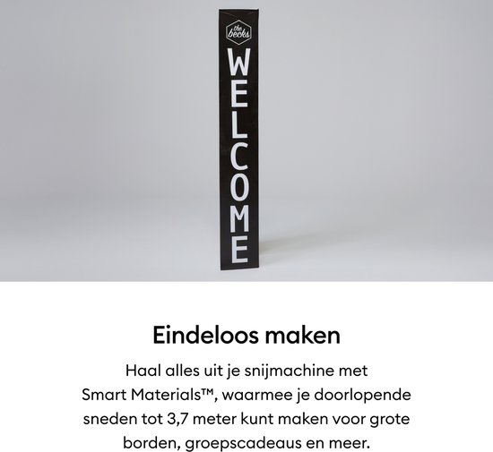 Zwart bord met witte tekst 'WELCOME' erop, staand op een grijze achtergrond.