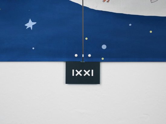 IXXI Carte illustrée du monde vue de l'espace, Carla Daly - 140 x 100 cm - Support d'accrochage gratuit - Grande décoration murale et posters - Illustrations, graphisme