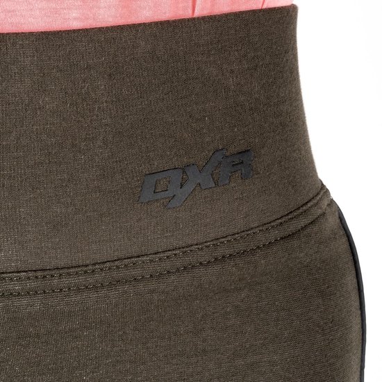 Close-up van de tailleband van een donkergroene legging met het zwarte DXR-logo.