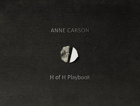 Couverture du livre 'H of H Playbook' par Anne Carson, avec un texte et un trou circulaire révélant les pages en dessous.