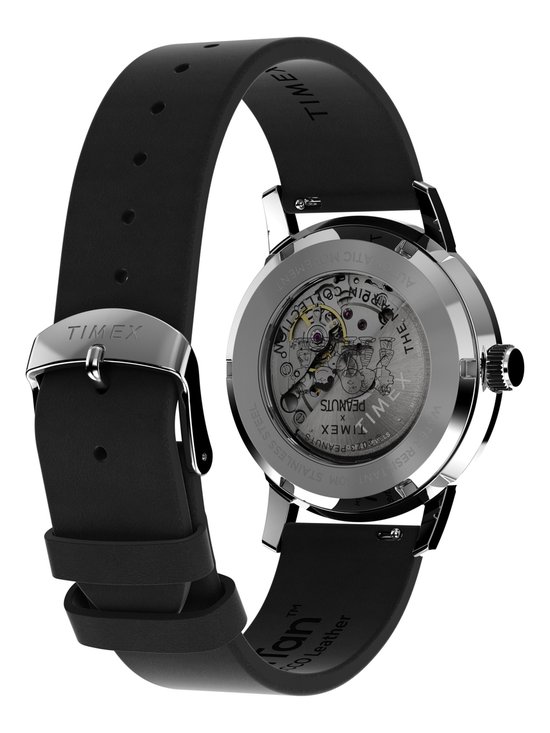 Zilverkleurige kast van Timex horloge met zwarte leren band, met zicht op het uurwerk.