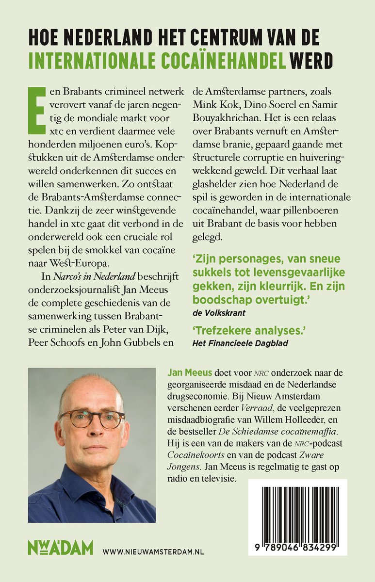 Jan Meeus, auteur van 'Narco's in Nederland', staat naast een verbrand voertuig met een barcode.