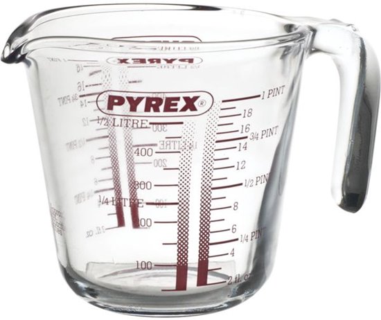 Glazen Pyrex maatbeker van 0,5 liter met rode maataanduidingen.