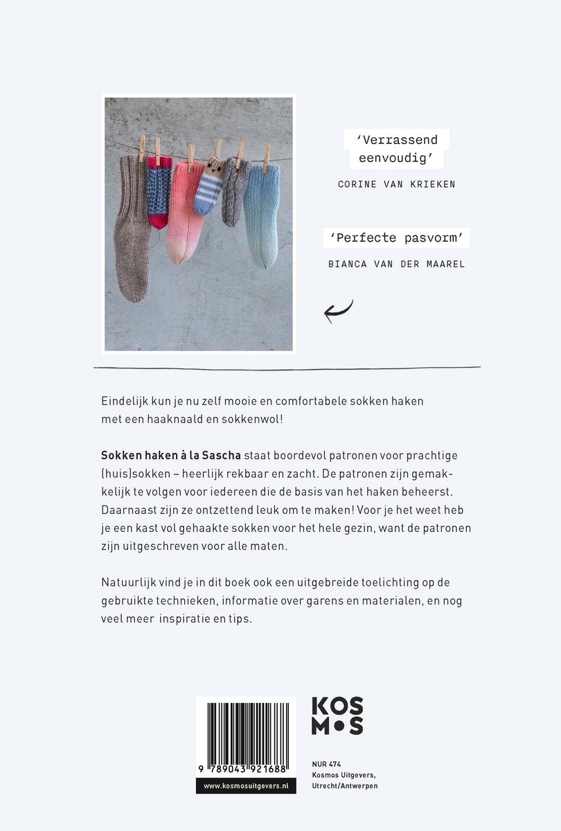 Verschillende handgebreide sokken aan een waslijn, in roze, blauw, grijs en groen.