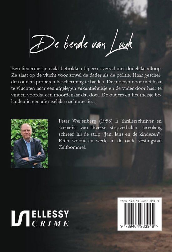 Een man met grijs haar, met een blauw pak aan, staat met gekruiste armen voor een huis. De titel 'De bende van Luuk' staat bovenaan.