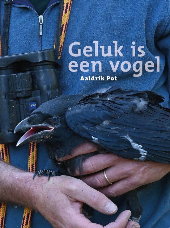 Een blauwe fleece trui met een grote zwarte vogel in handen. De tekst 'Geluk is een vogel Aaldrik Pot'.