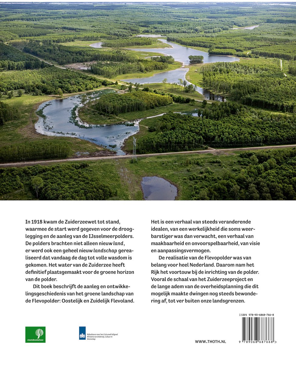 Luchtfoto van een weids groen landschap met een meanderende rivier, bossen en polders. De titel 'De groene horizon' staat centraal.