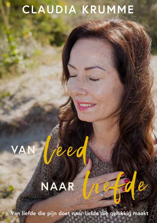 Portret van Claudia Krumme, een vrouw met bruin haar, die met gesloten ogen en een glimlach naar de zon kijkt. Tekst: "Van leed naar liefde".