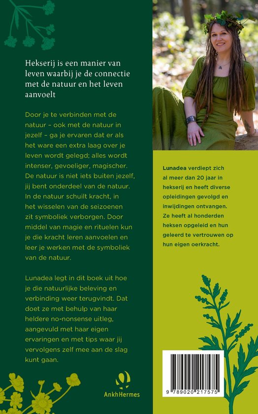 Vrouw met lang, gevlochten haar, gekleed in een groene jurk, zittend in de natuur, met een krans van bladeren in haar haar.