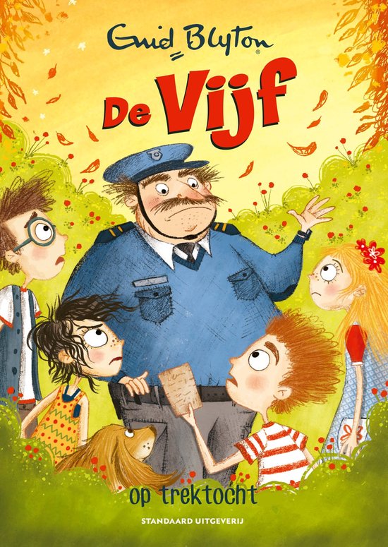 De Vijf op trektocht: de kinderen en hond kijken naar een politieagent die een brief vasthoudt.
