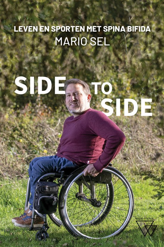 Mario Sel in een rolstoel, met een bordeauxrode trui en spijkerbroek, lachend naar de camera.