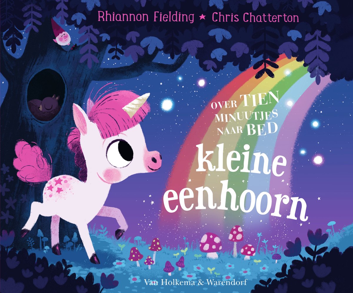 Een schattige witte eenhoorn met een roze manen en staart, naast een regenboog en paddenstoelen. Boven "Over tien minuutjes naar bed kleine eenhoorn".