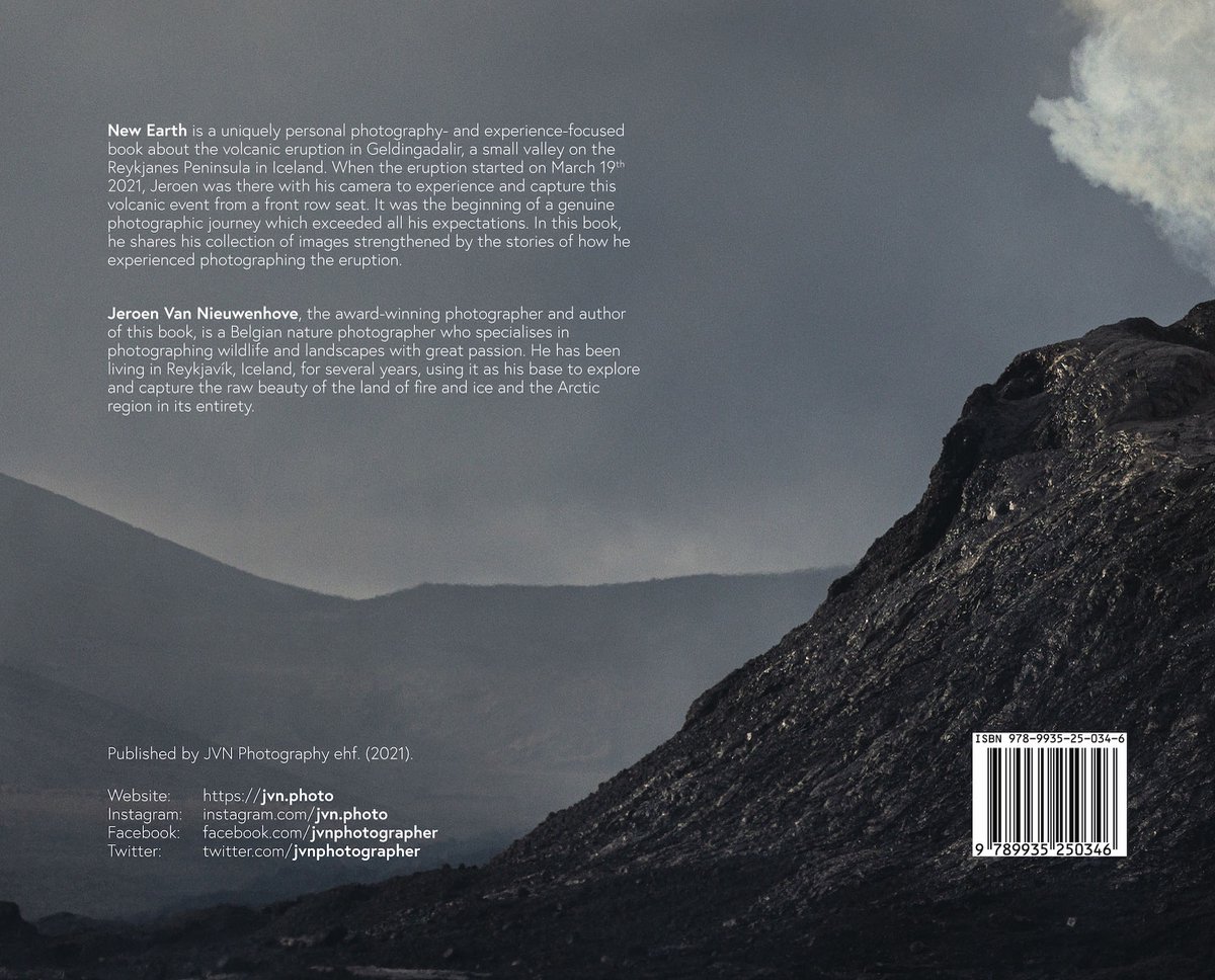 Boek 'New Earth' met tekst over een vulkaanuitbarsting in IJsland. Rechts een berg met rook op de achtergrond.