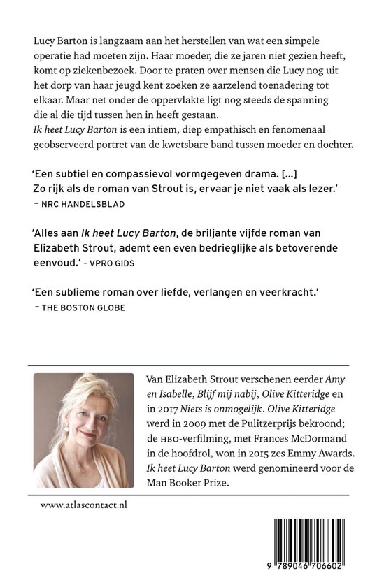 Portret van een vrouw met blond haar, gekleed in een witte blouse, met op de achtergrond tekst over Elizabeth Strout.