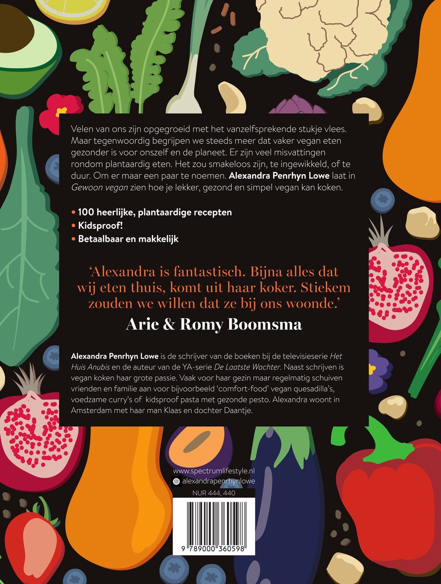 Achterkant boekcover 'Gewoon vegan'. Zwarte achtergrond met veelkleurige, gestileerde groenten en fruit. Bevat tekst en citaten.