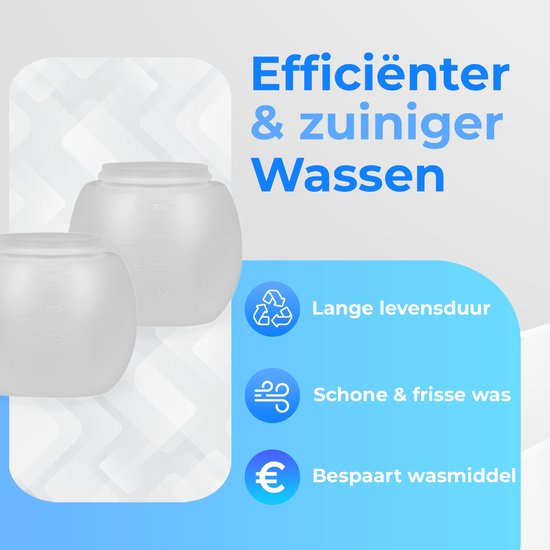 Deux boules doseuses transparentes avec des marques en ml, avec un texte sur un lavage plus efficace et économique.