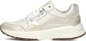 Lichtgrijze leren dames sneaker met parelmoer details en zilverkleurige accenten, opzij bekeken.