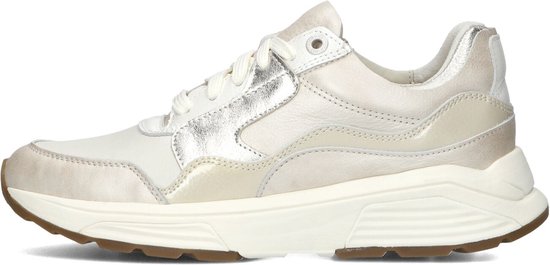 Lichtgrijze leren dames sneaker met parelmoer details en zilverkleurige accenten, opzij bekeken.