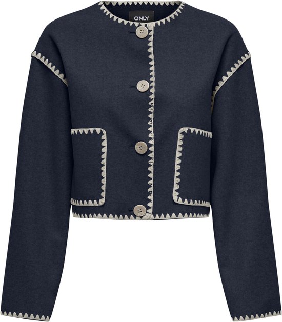Donkerblauwe jas van ONLY met beige zigzag bies, knopen en opgestikte zakken.