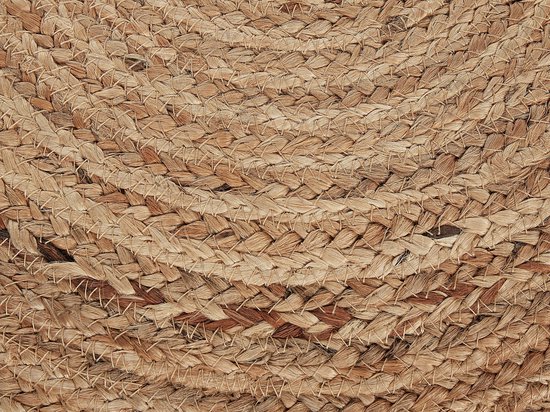 Detailopname van een handgeweven beige jute poef met een gedraaid vlechtpatroon.