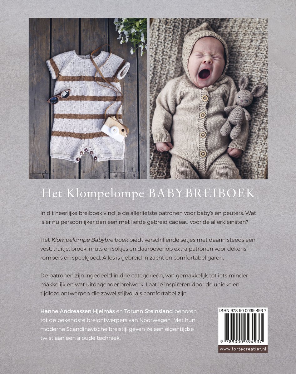 Een romper met strepen, zonnebril en camera naast een baby in een gebreid pakje met knuffeltje.