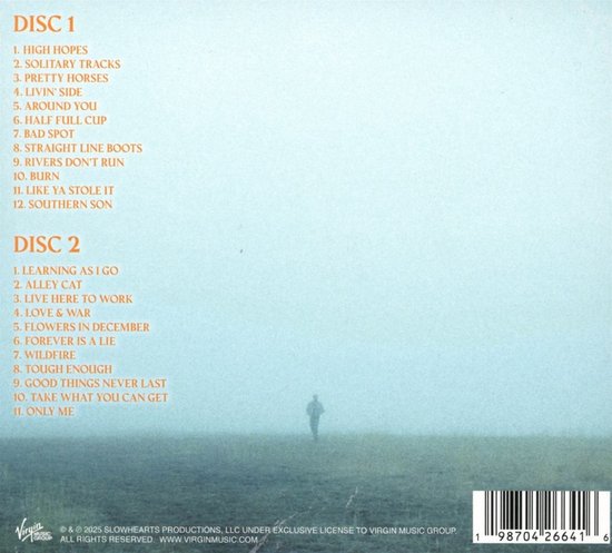 Achterkant van de 2 CD-set 'Solitary Tracks' met tracklijsten voor disc 1 en disc 2, en een klein figuur dat wegloopt in de mist.