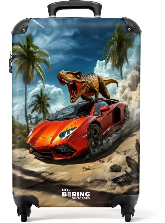 Zwarte handbagage koffer met een print van een dinosaurus op een oranje sportauto die door een woestijnlandschap rijdt.