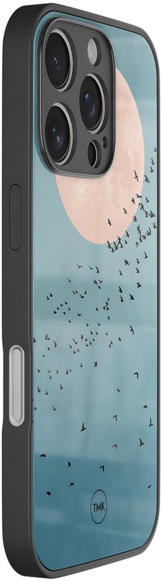 Telefoonhoesje, zijkant zichtbaar, met een pastelroze maan en zwerm zwarte vogels tegen blauwe lucht. Logo "TMK" onderaan.