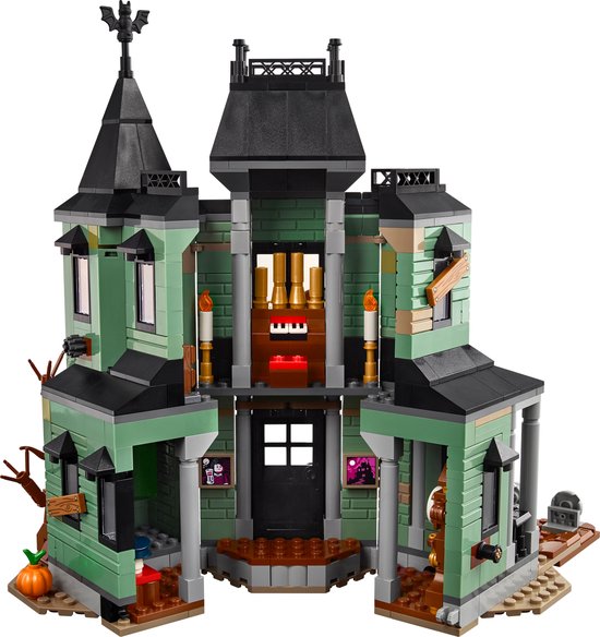Une maison hantée verte avec un orgue et une figurine de vampire.