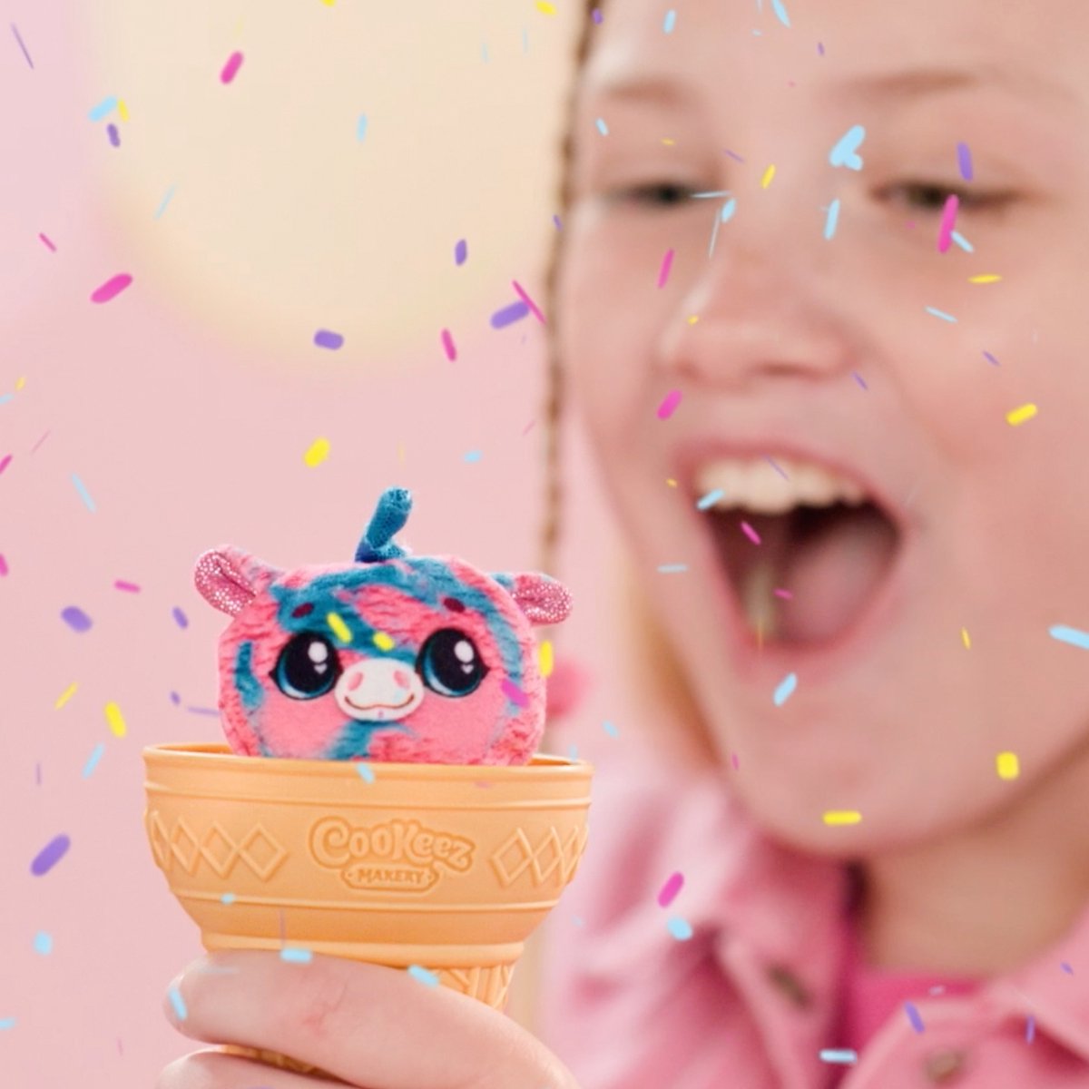 Cookeez Makery Yum Yumz - Pluchen Knuffeltje in een IJshoorntje