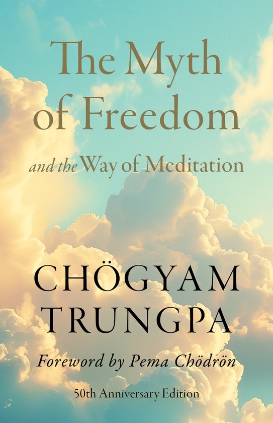 Boek "The Myth of Freedom and the Way of Meditation" door Chögyam Trungpa, 50th Anniversary Edition, met een voorwoord van Pema Chödrön, tegen een achtergrond van wolken.