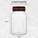Afmetingen van de transparante spaarpot: 20 cm hoog en 11,5 cm breed. Zwarte deksel met rode ring. Tekst zegt 'spaar tot wel 1000 munten'.