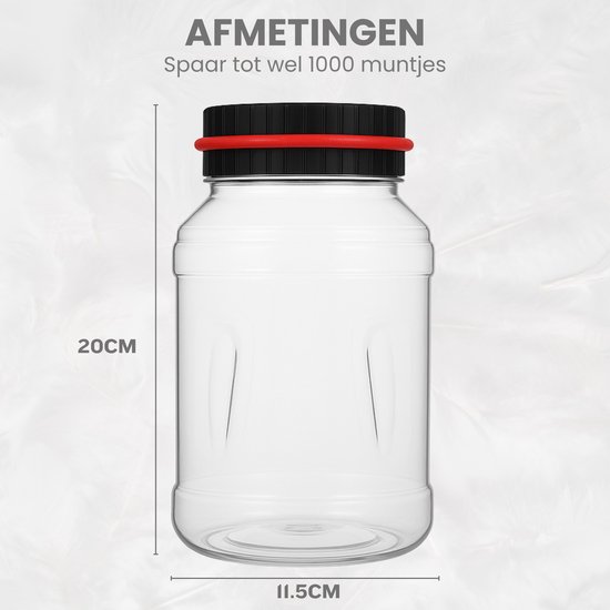Afmetingen van de transparante spaarpot: 20 cm hoog en 11,5 cm breed. Zwarte deksel met rode ring. Tekst zegt 'spaar tot wel 1000 munten'.